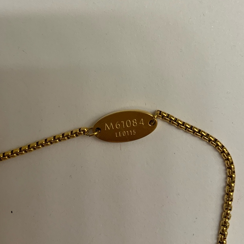 Louis Vuitton Essential V Necklace - Picture 7 of 9
